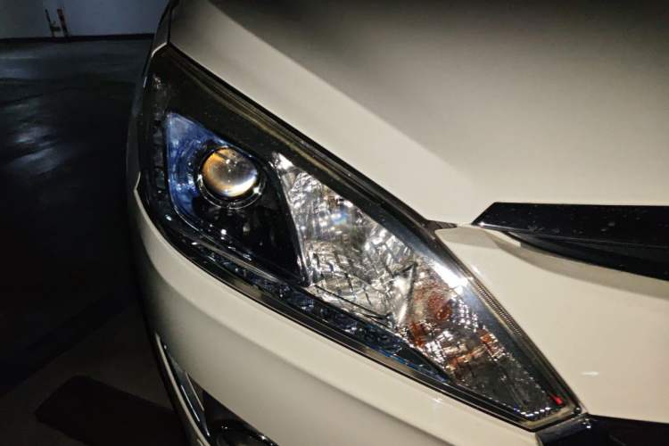 Used Luxgen U6 SUV 2015 1.8T ZhiZun Model Right Front Headlight