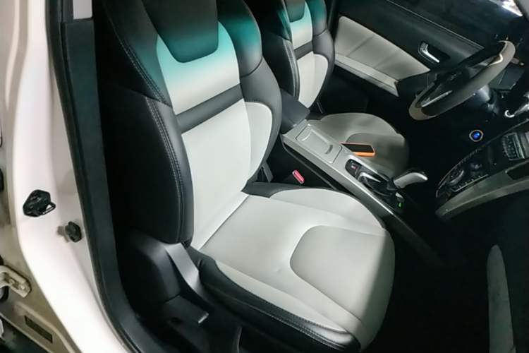 Used Luxgen U6 SUV 2015 1.8T Fashion Edition Right Front Seat