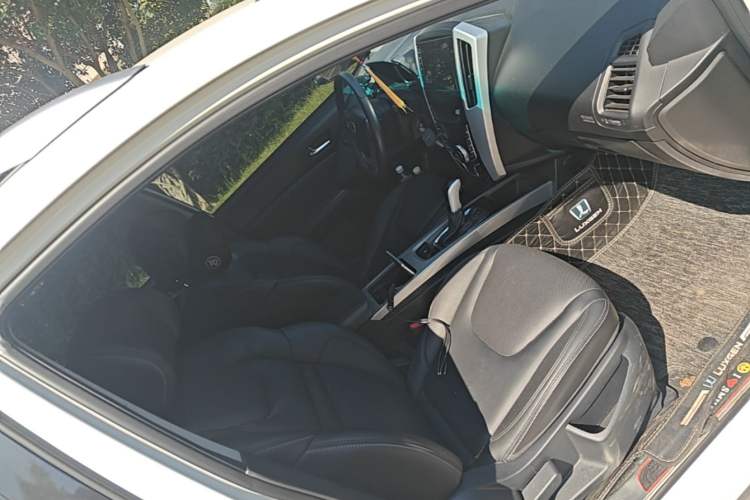 Used Luxgen U6 SUV 2015 1.8T Fashion Edition Right Front Seat
