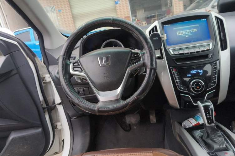 Used Luxgen U6 SUV 2015 1.8T ZhiZun Model Steering Wheel