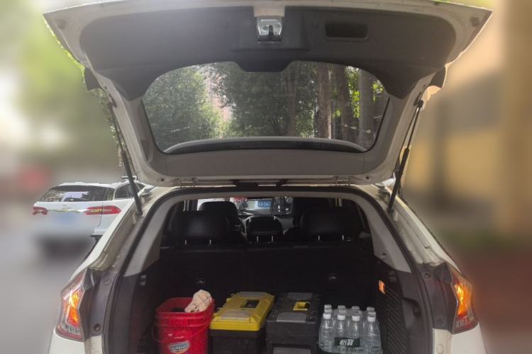 Used Luxgen U6 SUV 2015 1.8T ZhiZun Model Trunk