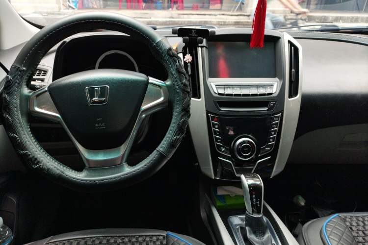 Used Luxgen U6 SUV 2015 1.8T Fashion Edition Center Console