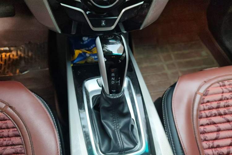 Used Luxgen U6 SUV 2015 1.8T ZhiZun Model Gear Lever