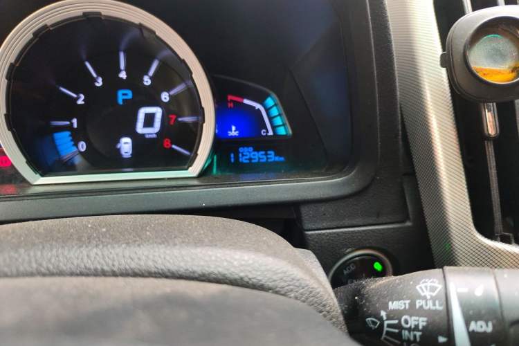 Used Luxgen U6 SUV 2015 1.8T ZhiZun Model Odometer Close Up