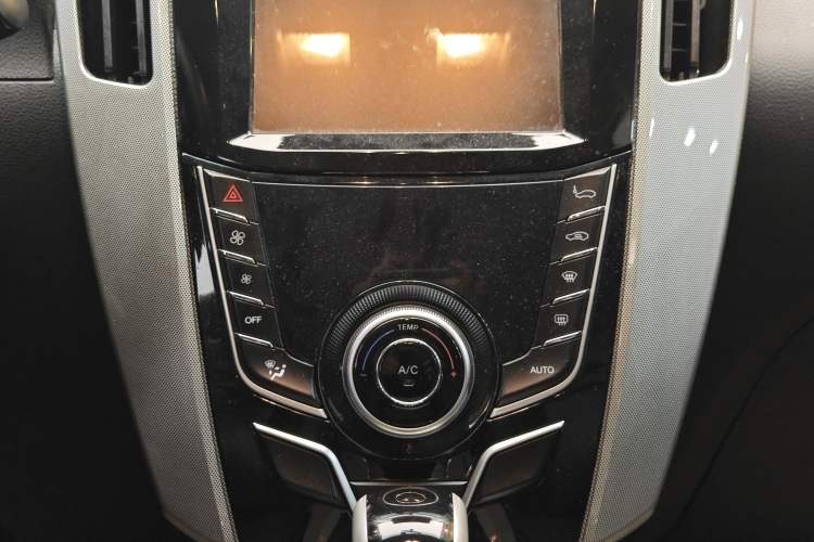 Used Luxgen U6 SUV 2016 1.8T Style Value Model Audio And AC Panel