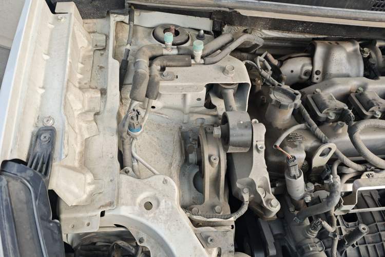 Used Luxgen U6 SUV 2016 1.8T Style Value Model Engine Bay Right