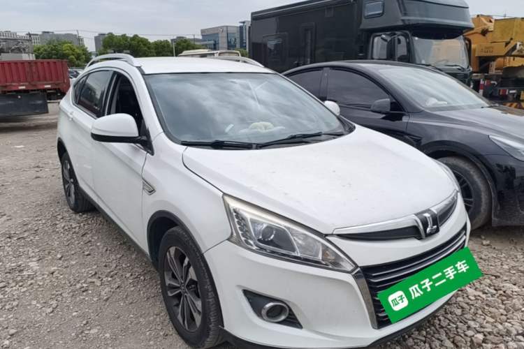 Used Luxgen U6 SUV 2016 1.8T Style Value Model Front Right 45 Deg