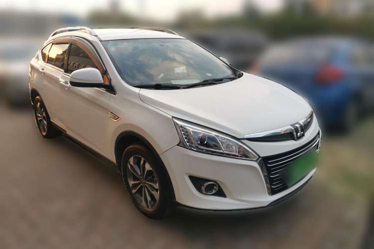 Used Luxgen U6 SUV 2016 1.8T Style Value Model Front Right 45 Deg