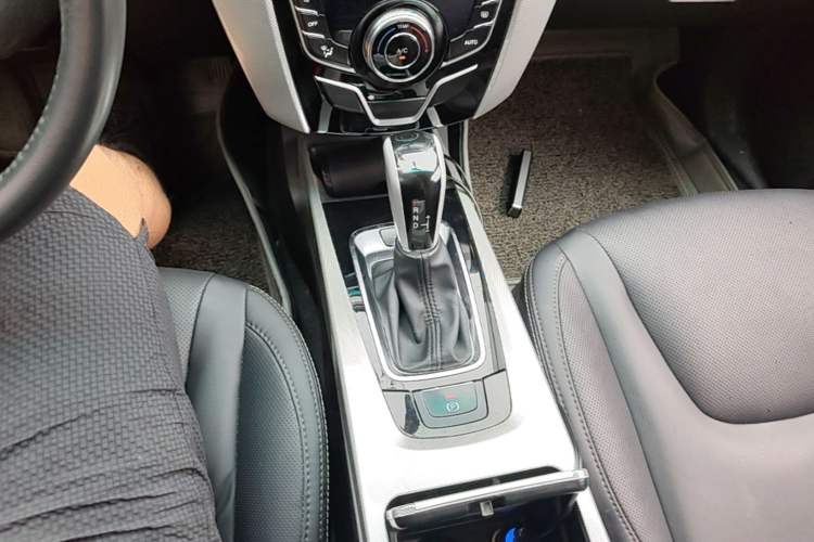 Used Luxgen U6 SUV 2016 1.8T Fashion-Upgraded Model Gear Lever