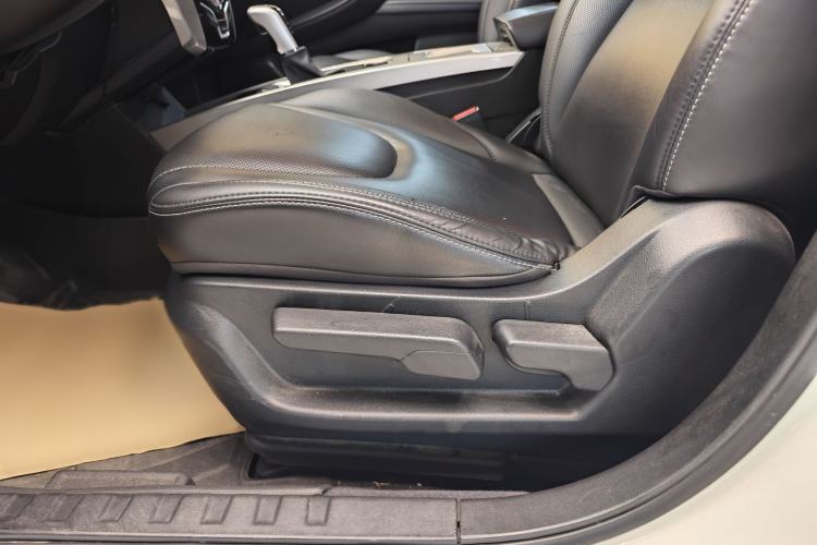 Used Luxgen U6 SUV 2016 1.8T Style Value Model Interior 4