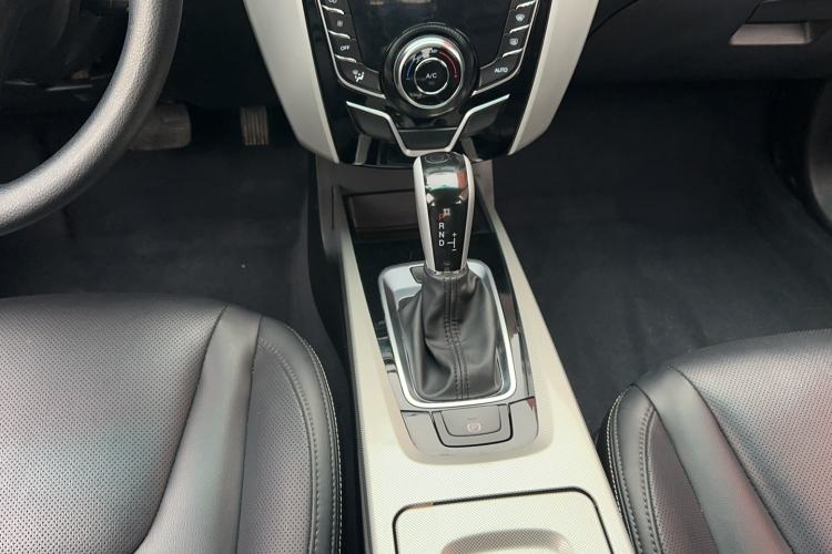 Used Luxgen U6 SUV 2016 1.8T Style Value Model Interior 8