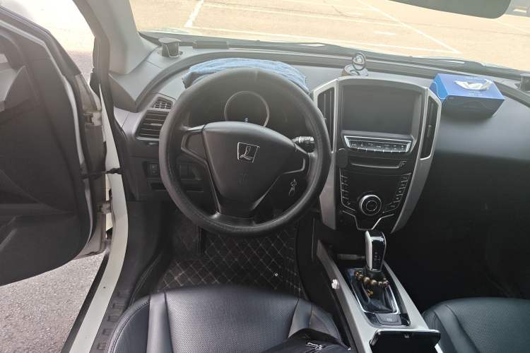 Used Luxgen U6 SUV 2016 1.8T Style Value Model Steering Wheel
