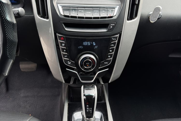 Used Luxgen U6 SUV 2017 1.8T Tech Value Model Gear Lever
