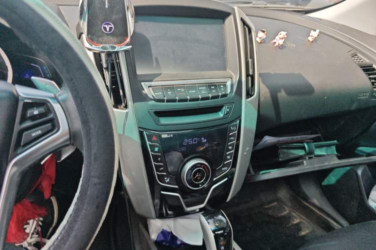 Used Luxgen U6 SUV 2017 1.8T Fashion-Upgraded Model Audio And AC Panel