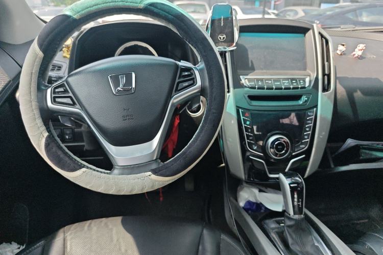 Used Luxgen U6 SUV 2017 1.8T Fashion-Upgraded Model Center Console