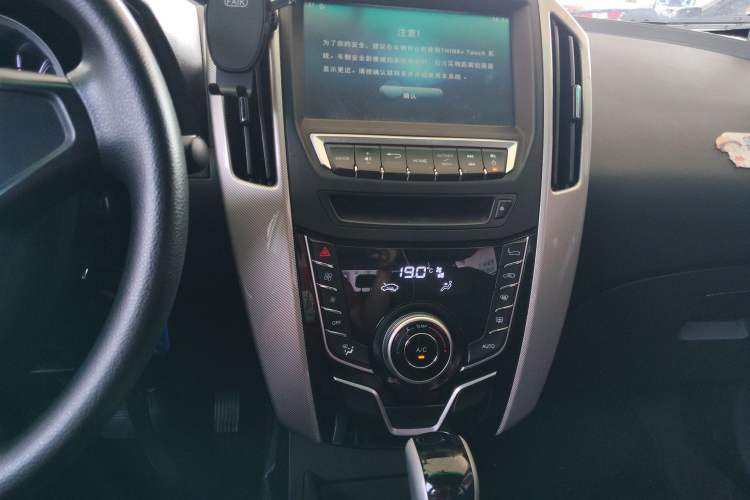 Used Luxgen U6 SUV 2017 1.8T Tech Value Model Audio And AC Panel