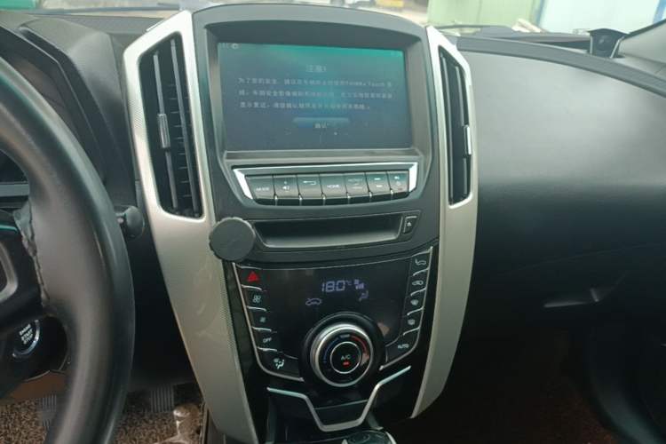 Used Luxgen U6 SUV 2017 1.8T Tech Value Model Audio And AC Panel