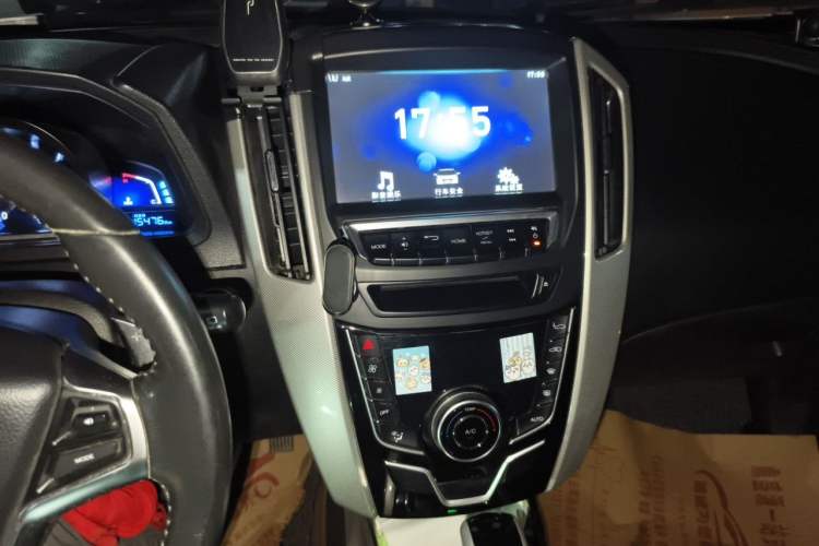 Used Luxgen U6 SUV 2017 1.8T Fashion-Upgraded Model Audio And AC Panel