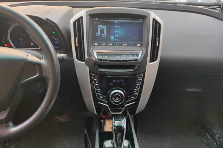 Used Luxgen U6 SUV 2017 1.8T Tech Value Model Audio And AC Panel