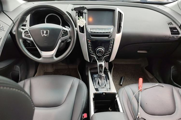 Used Luxgen U6 SUV 2017 1.8T Fashion-Upgraded Model Center Console