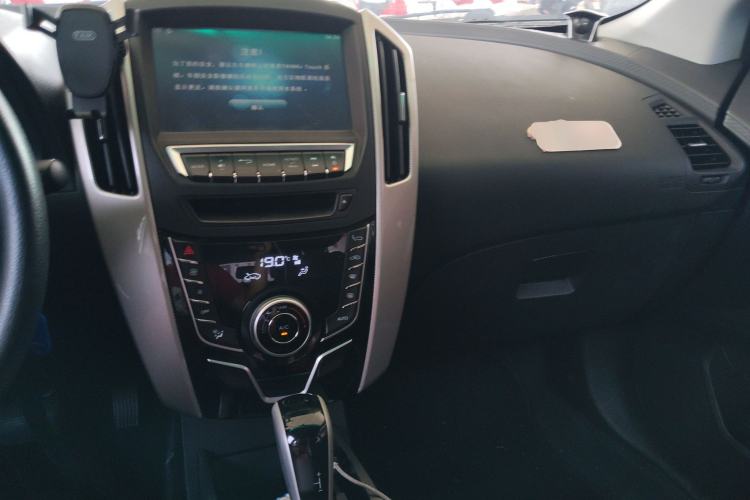 Used Luxgen U6 SUV 2017 1.8T Tech Value Model Center Console
