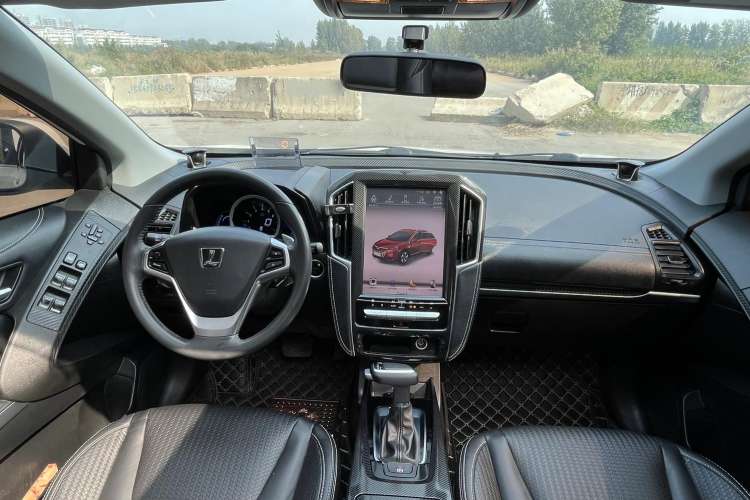 Used Luxgen U6 SUV 2017 1.8T ZhiZun Model Center Console