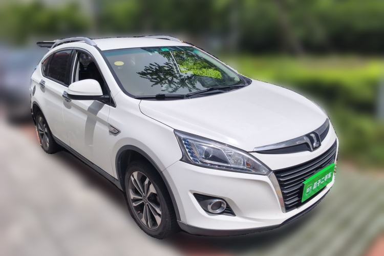 Used Luxgen U6 SUV 2017 1.8T Tech Value Model Front Right 45 Deg