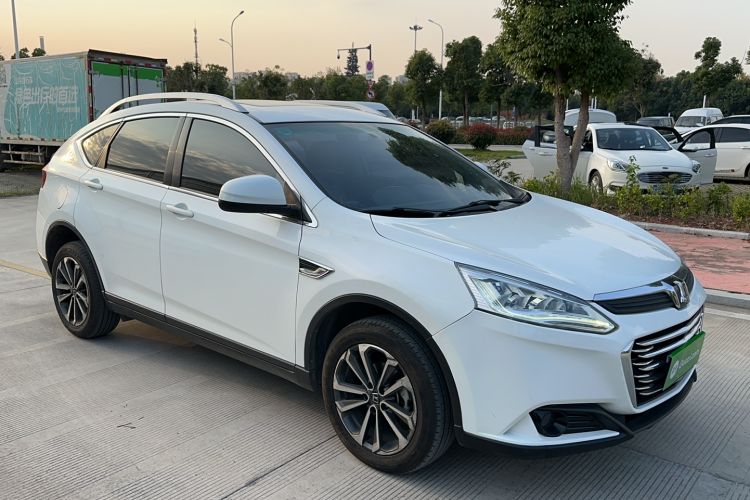 Used Luxgen U6 SUV 2017 Revised Version 1.6T Fashion Edition Front Right 45 Deg