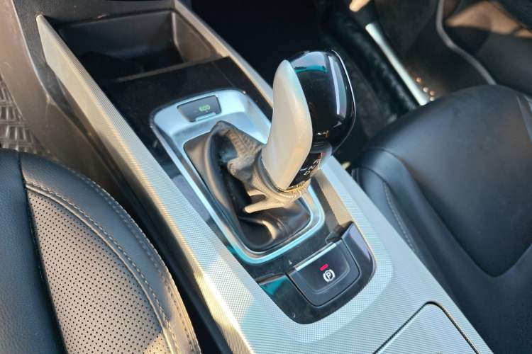 Used Luxgen U6 SUV 2017 1.8T Fashion-Upgraded Model Gear Lever