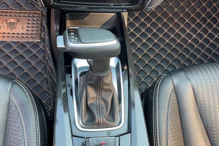 Used Luxgen U6 SUV 2017 1.8T ZhiZun Model Gear Lever