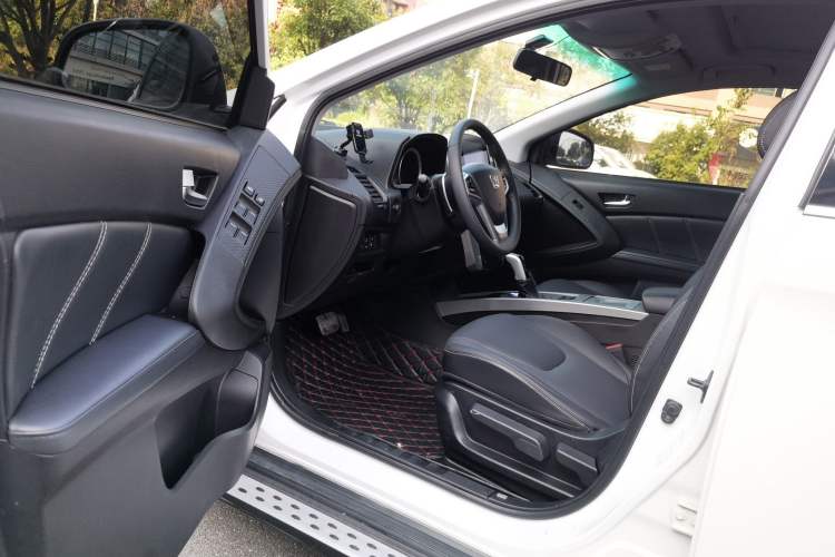 Used Luxgen U6 SUV 2017 1.8T Enhanced Charm Edition Interior 2
