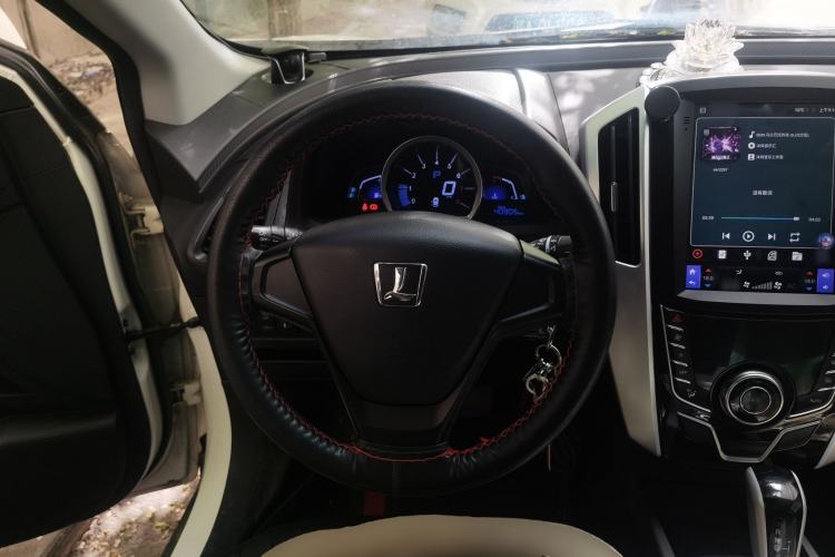 Used Luxgen U6 SUV 2017 1.8T Tech Value Model Steering Wheel
