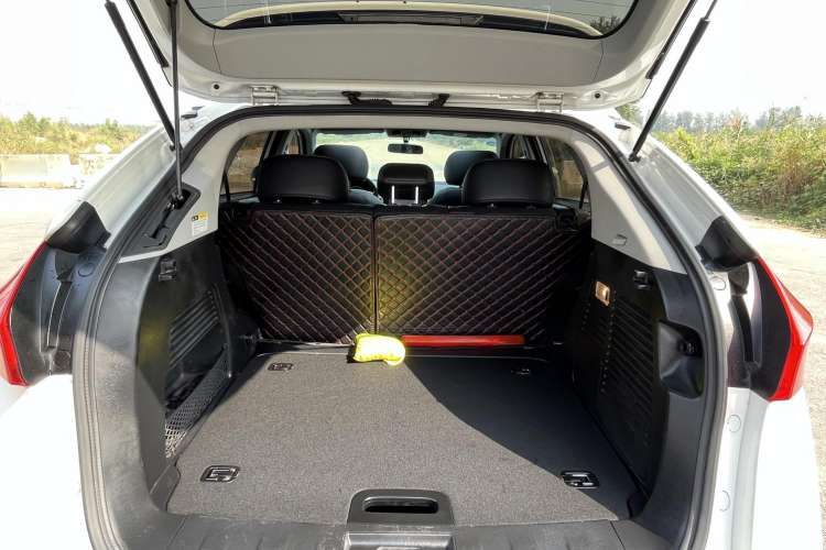 Used Luxgen U6 SUV 2017 1.8T ZhiZun Model Trunk
