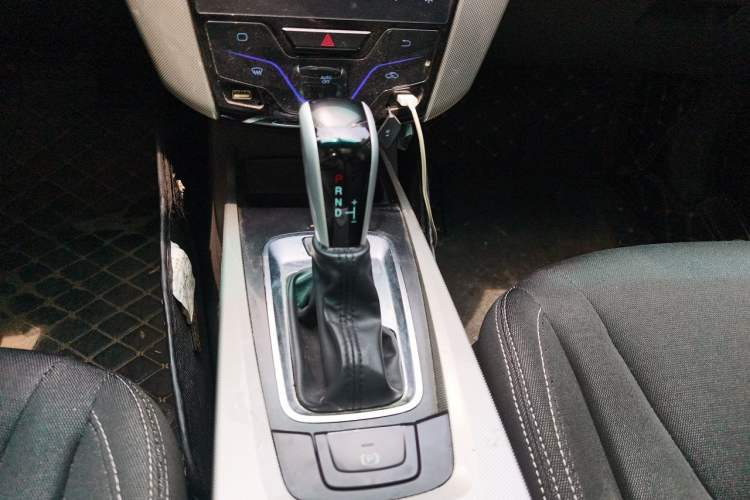 Used Luxgen U6 SUV 2018 1.8T Classic Sunroof Edition Gear Lever