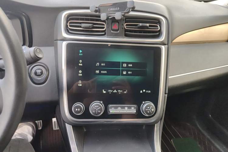 Used Lynk & Co 01 2017 2.0T Two-Wheel Drive Pro Edition Audio And AC Panel