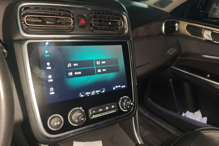 Used Lynk & Co 01 2017 2.0T Two-Wheel Drive Pro Edition Audio And AC Panel