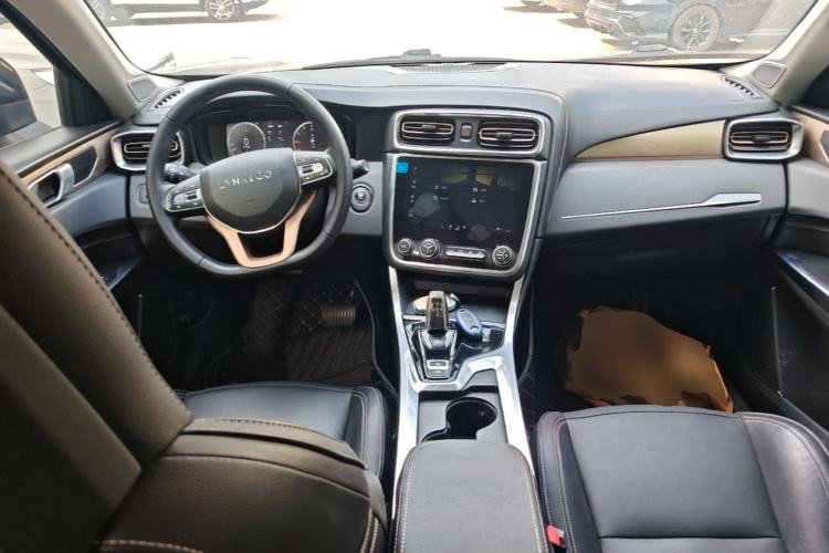 Used Lynk & Co 01 2017 2.0T Two-Wheel Drive Pro Edition Center Console