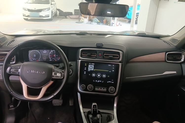 Used Lynk & Co 01 2017 2.0T Two-Wheel Drive Pro Edition Center Console