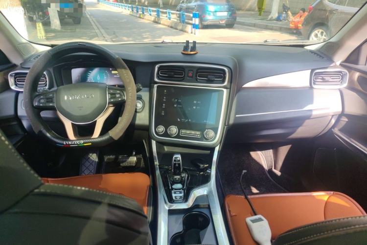 Used Lynk & Co 01 2017 2.0T Two-Wheel-Drive Version Center Console