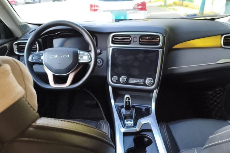 Used Lynk & Co 01 2017 2.0T Two-Wheel Drive Pro Edition Center Console