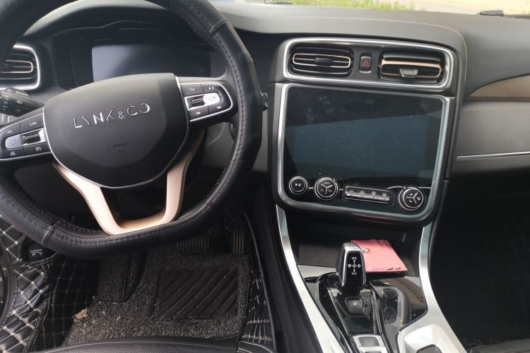 Used Lynk & Co 01 2017 2.0T Two-Wheel Drive Pro Edition Center Console