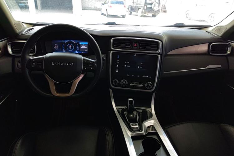 Used Lynk & Co 01 2017 2.0T Two-Wheel-Drive Version Center Console