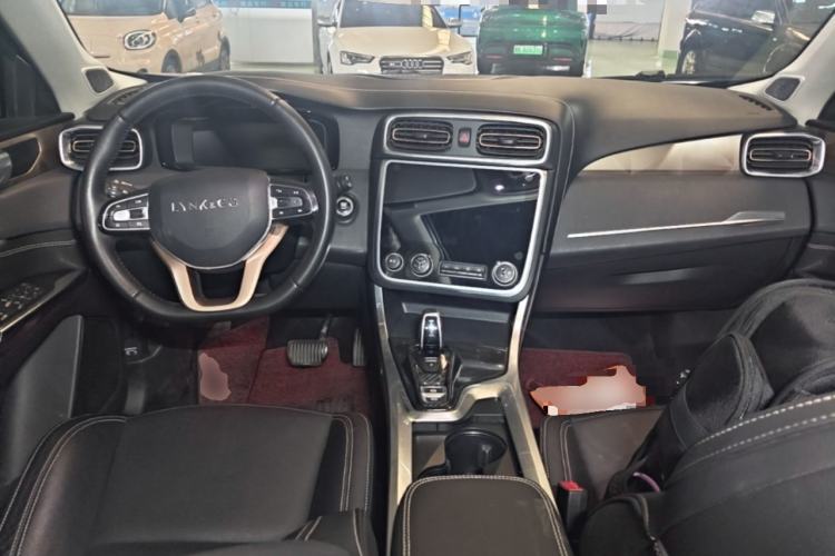Used Lynk & Co 01 2017 2.0T Two-Wheel Drive Pro Edition Center Console