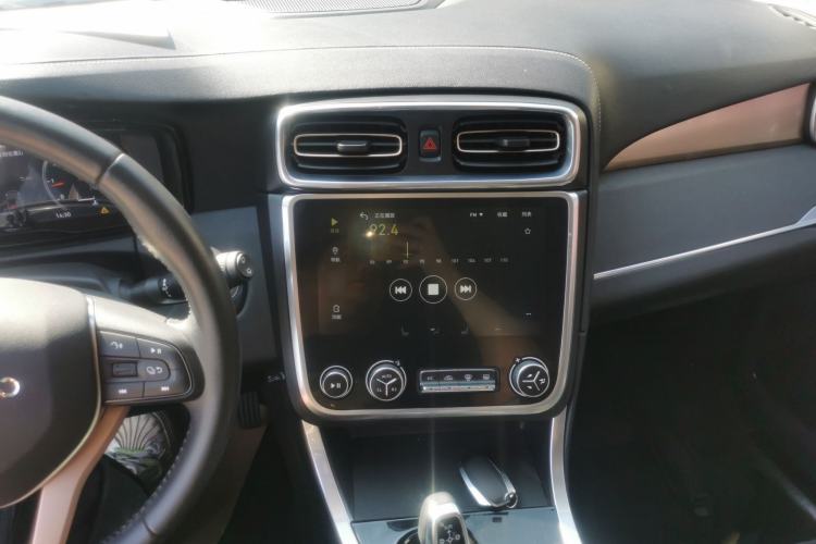 Used Lynk & Co 01 2017 2.0T Two-Wheel-Drive Version Center Console
