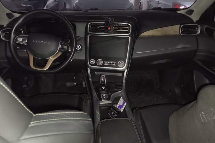 Used Lynk & Co 01 2017 2.0T Two-Wheel Drive Pro Edition Center Console