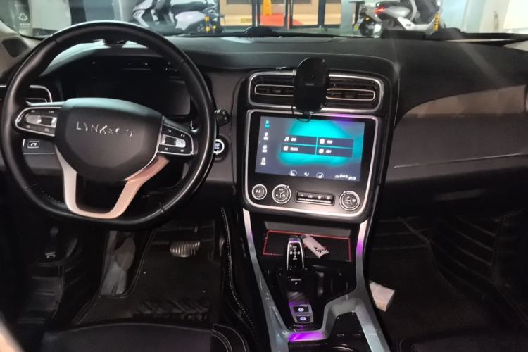 Used Lynk & Co 01 2017 2.0T Two-Wheel Drive Pro Edition Center Console