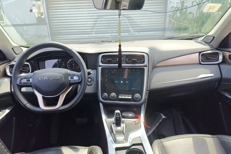 Used Lynk & Co 01 2017 2.0T Two-Wheel Drive Pro Edition Center Console