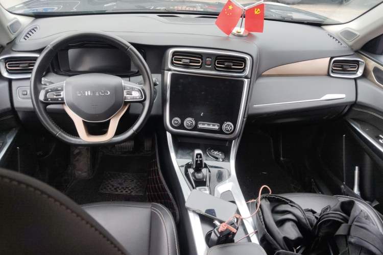 Used Lynk & Co 01 2017 2.0T Two-Wheel Drive Pro Edition Center Console