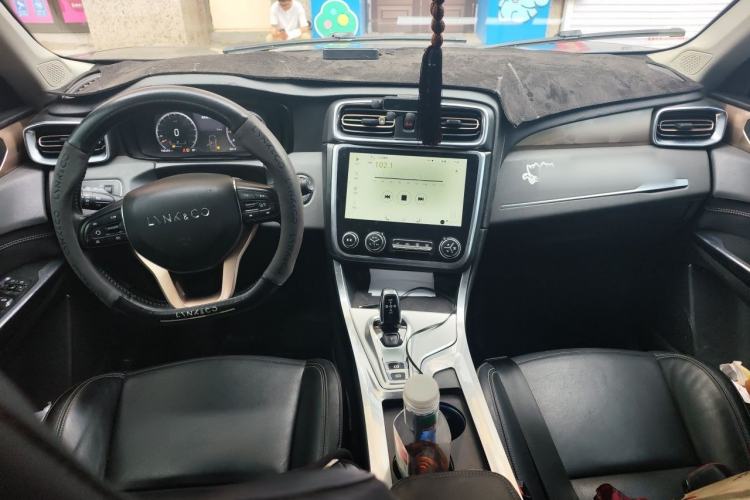 Used Lynk & Co 01 2017 2.0T Two-Wheel-Drive Version Center Console
