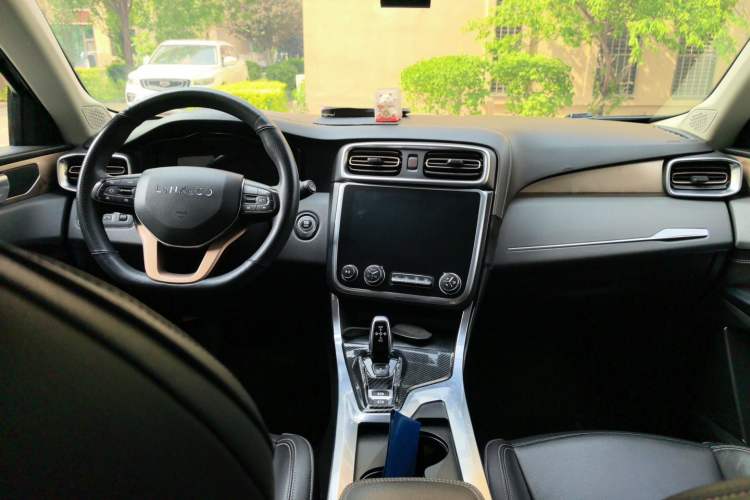 Used Lynk & Co 01 2017 2.0T Two-Wheel-Drive Version Center Console